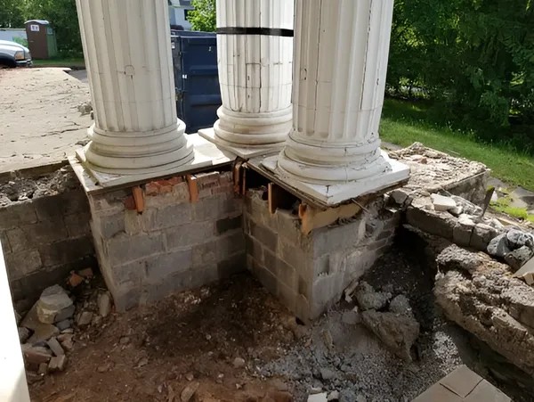Manor Columns